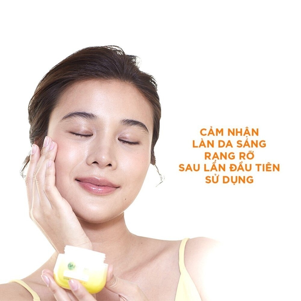 Mặt Nạ Ngủ Ban Đêm Garnier Light Complete Yoghurt Sleeping Mask Dưỡng Sáng Da 50ml