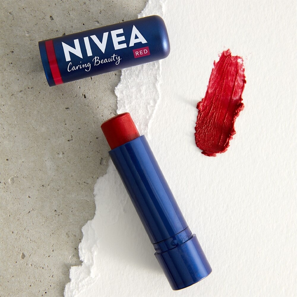 Son Nivea Caring Color Sassy Red 4.8g .# Đỏ Quyến Rũ